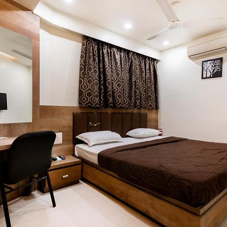 Hotel Ashish Ahmedabad Exterior foto