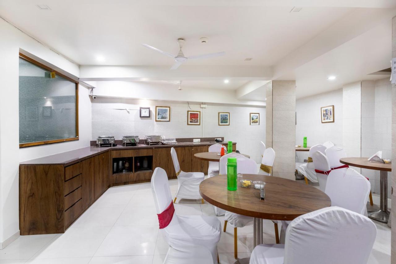 Hotel Ashish Ahmedabad Exterior foto