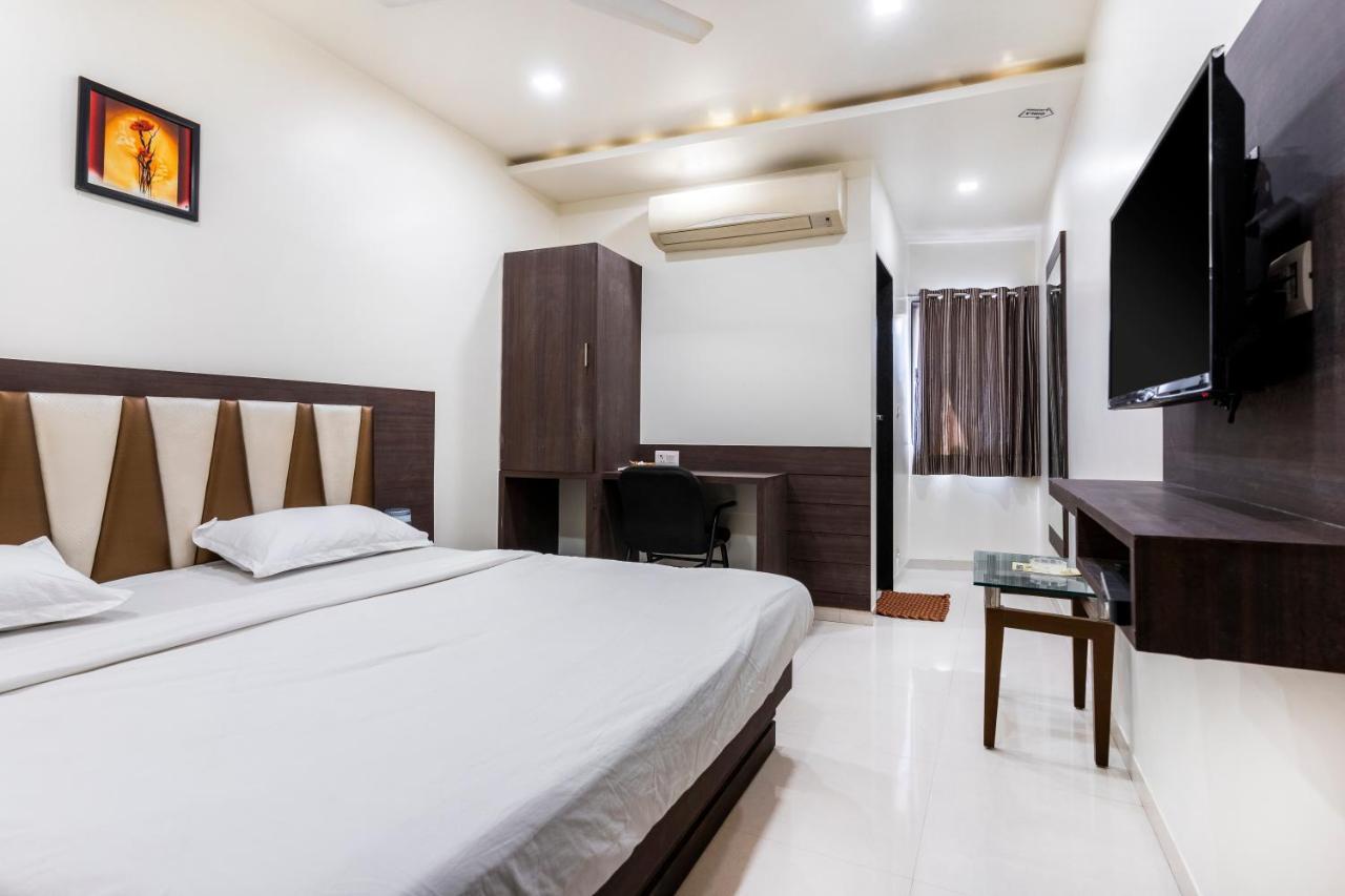 Hotel Ashish Ahmedabad Exterior foto