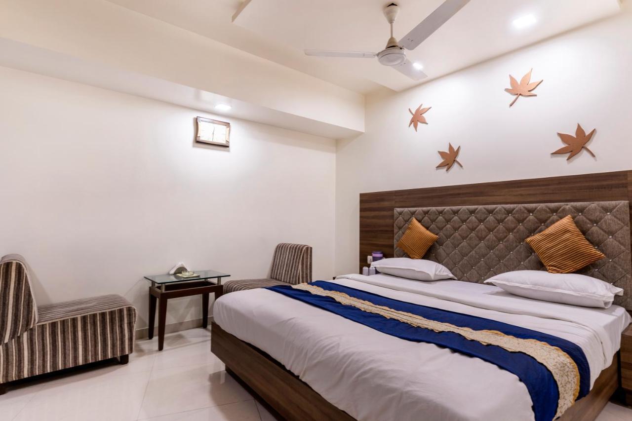 Hotel Ashish Ahmedabad Exterior foto