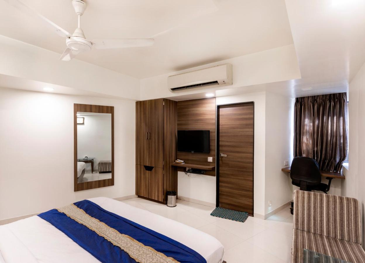 Hotel Ashish Ahmedabad Exterior foto