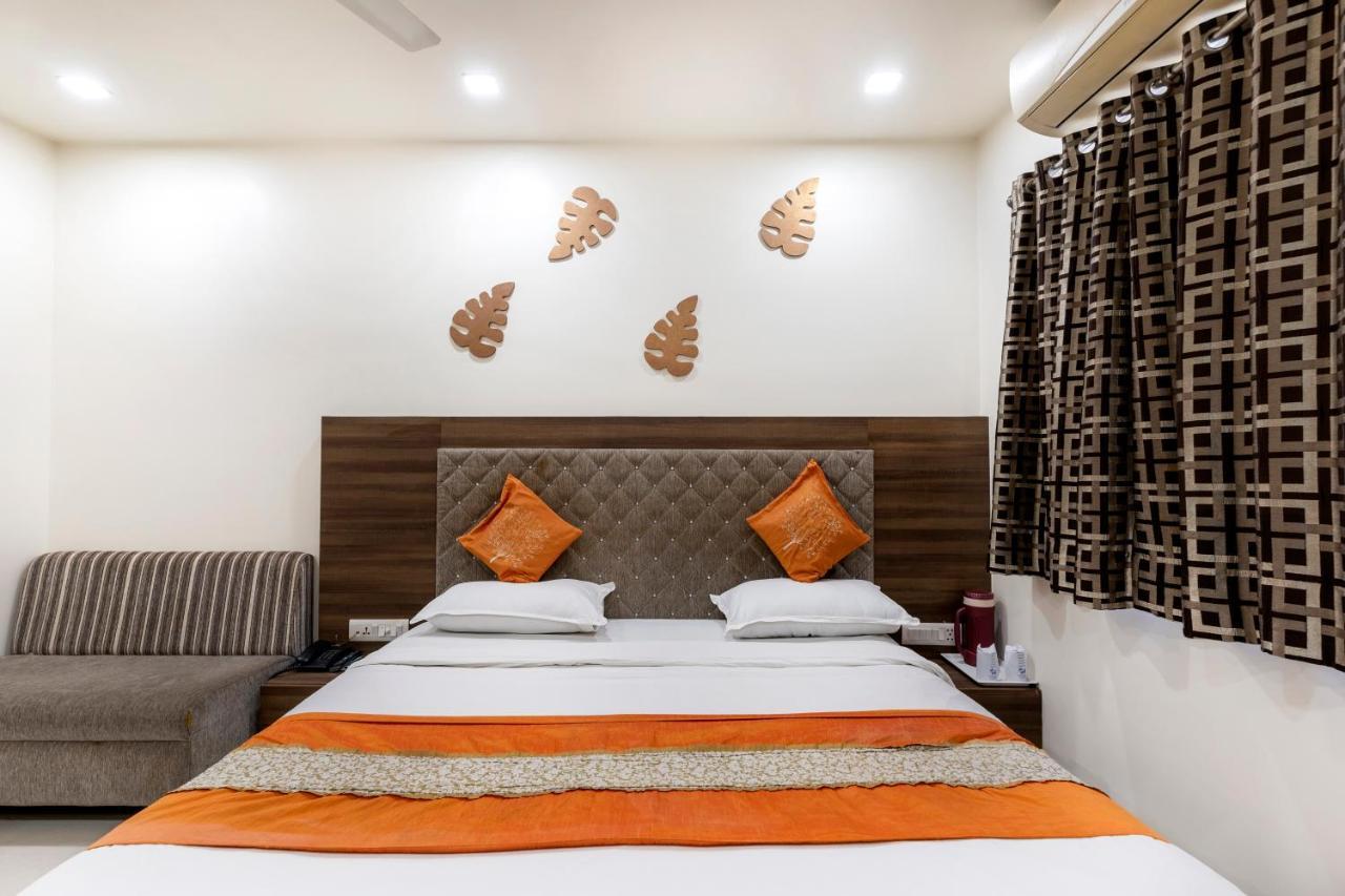 Hotel Ashish Ahmedabad Exterior foto