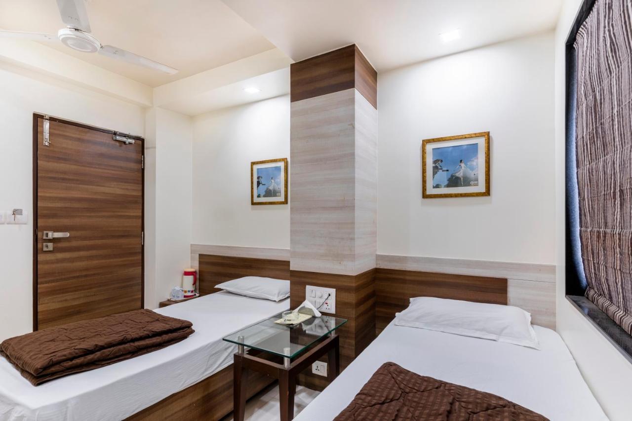 Hotel Ashish Ahmedabad Exterior foto