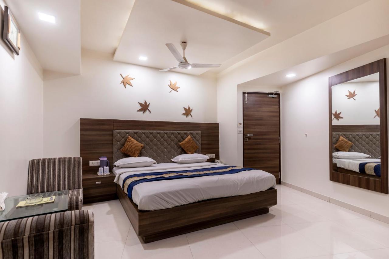 Hotel Ashish Ahmedabad Exterior foto