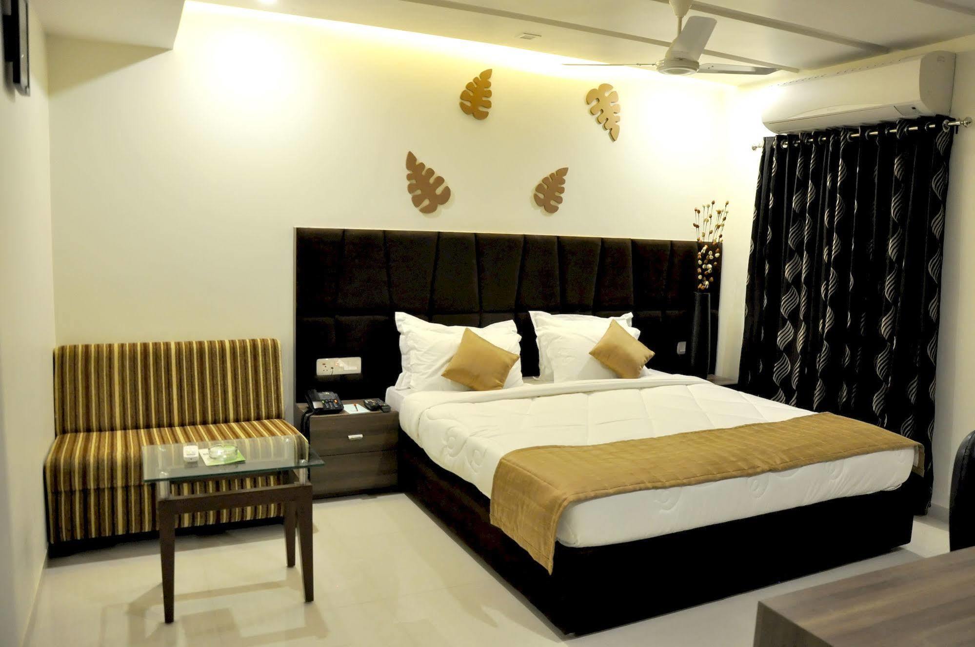 Hotel Ashish Ahmedabad Exterior foto