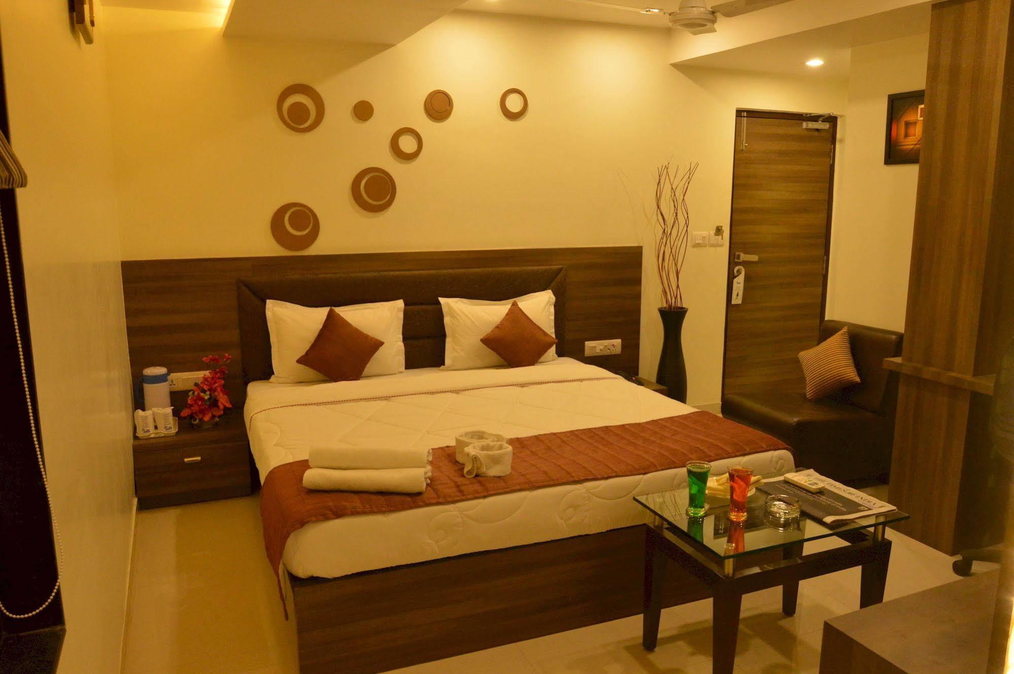 Hotel Ashish Ahmedabad Exterior foto